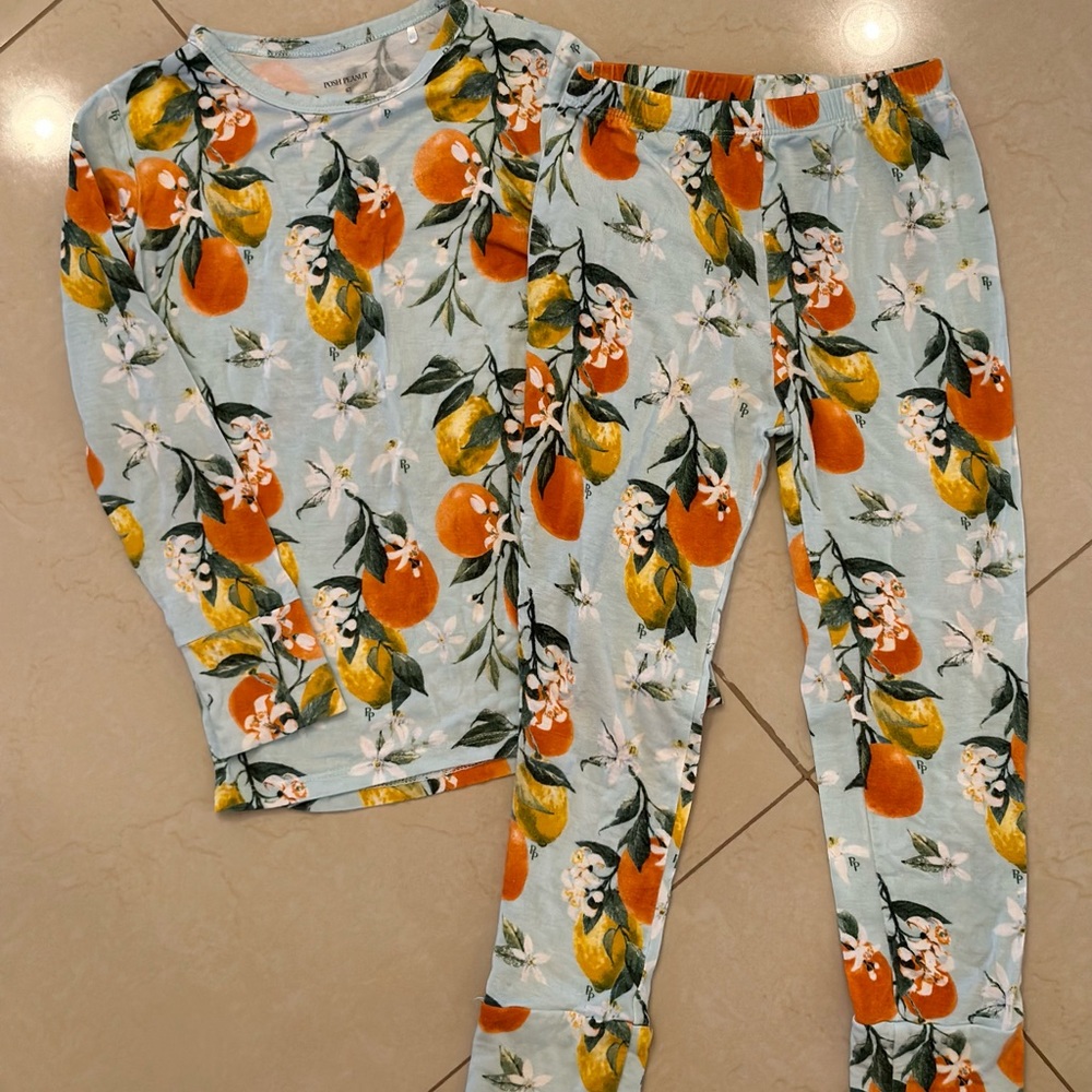 Posh peanut pjs. Unisex size 6.  Excellent used condition. Blue & orange print.